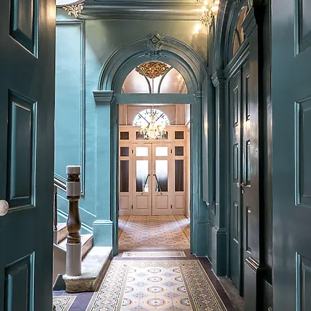 Charm Palace Πανσιόν